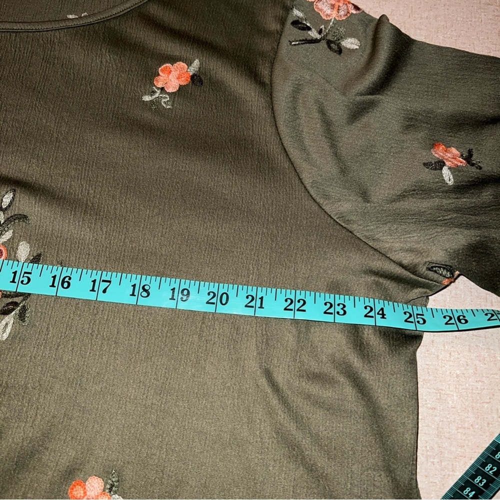 Auneleige Women’s Sz 3X Green Top Embroidered Floral Crinkle Stretch 3/4 Sleeve - Picture 6 of 7